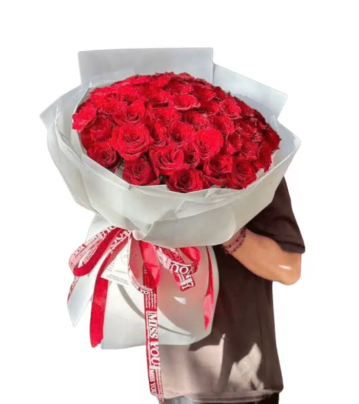 Bó hồng đỏ cỡ lớn xếp vòm tròn, giấy trắng nhiều lớp