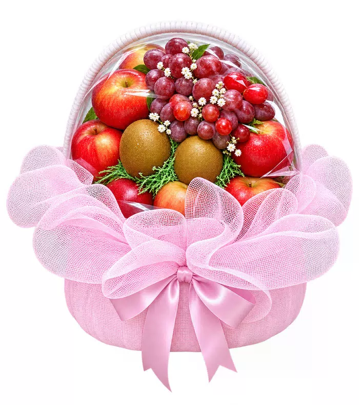 Giỏ trái cây nho đỏ, lưới hồng và nơ hồng