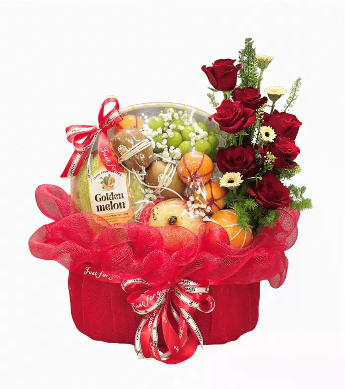 Giỏ trái cây điểm hoa hồng, lá xanh và nơ đỏ