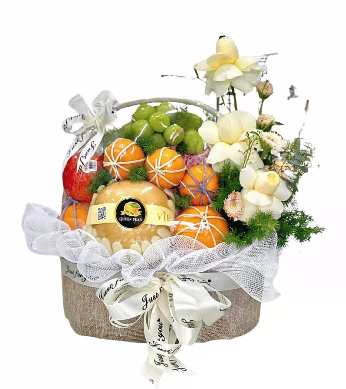 Giỏ trái cây nho xanh, hoa trắng kem