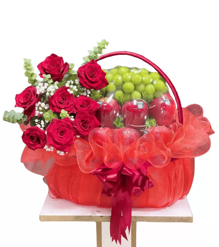 Giỏ trái cây điểm hoa hồng, hoa hồng đỏ