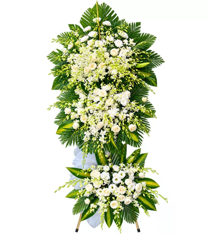 Kệ hoa viếng trắng xanh, hoa nhỏ trắng rủ và lá xanh