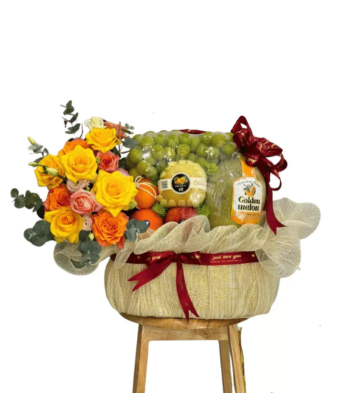 Giỏ trái cây điểm hoa hồng, nơ đỏ và chai golden melon