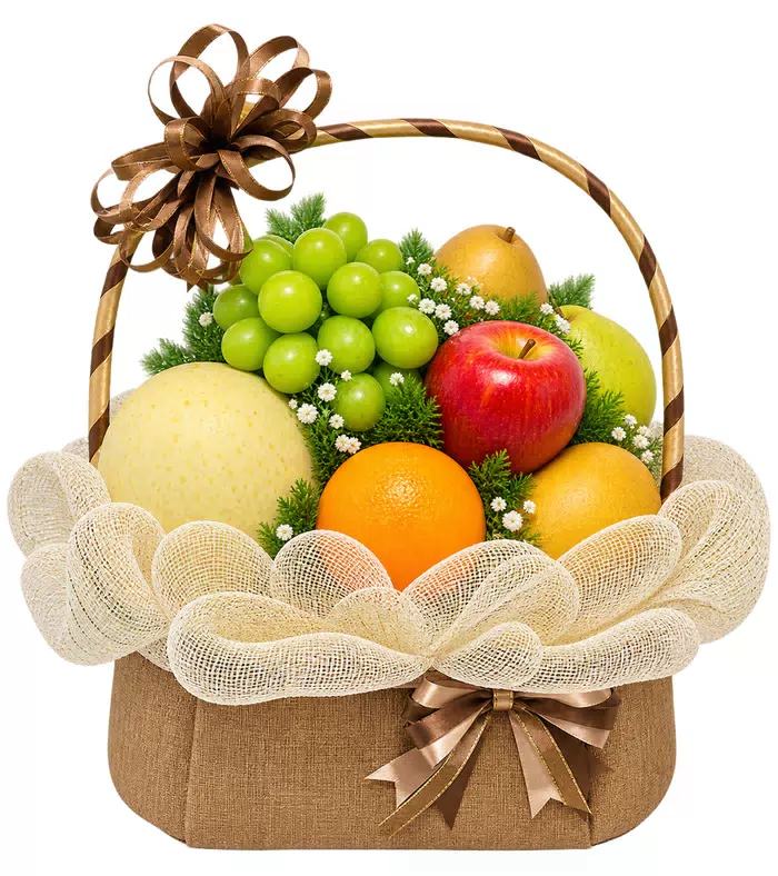 Giỏ trái cây nơ nâu, quả có múi và lưới kem
