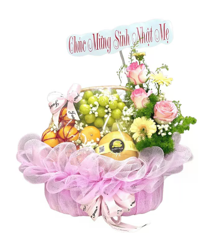 Giỏ trái cây điểm hoa hồng, nơ và bảng chúc mừng