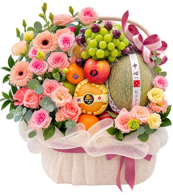 Giỏ trái cây hồng phấn, đồng tiền hồng và nơ hồng