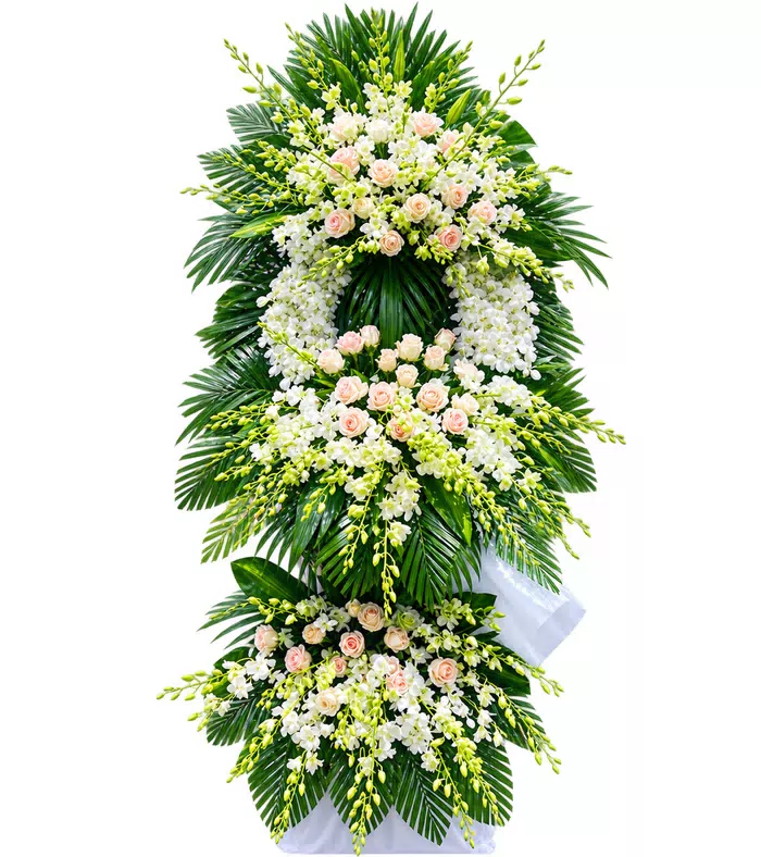 Kệ hoa viếng hồng phấn trắng, lá xanh và vải trắng