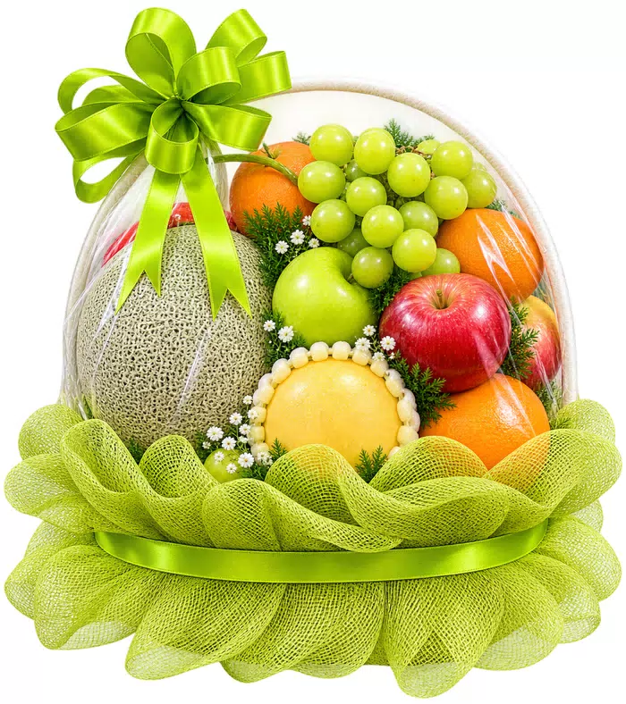 Giỏ trái cây lưới xanh, quả có múi và nơ xanh