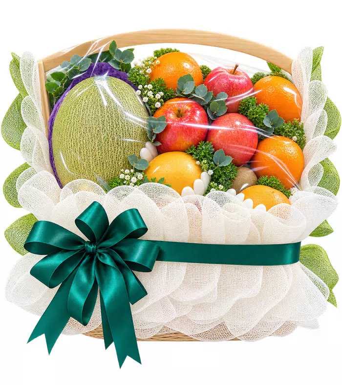 Giỏ trái cây lưới trắng, quả có múi và nơ xanh đậm