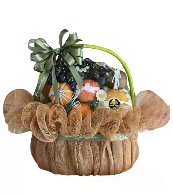 Giỏ trái cây có quai, dây quấn và hoa trắng nhỏ