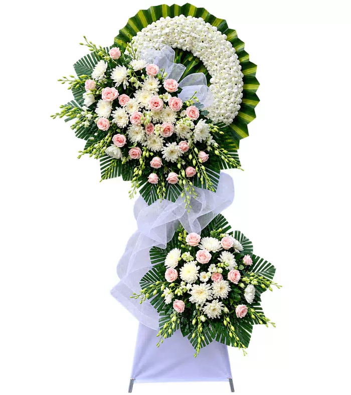 Kệ hoa viếng hồng phấn trắng, lá xanh và vải trắng